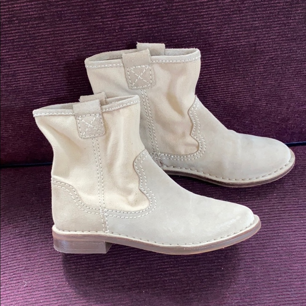 CLARKS ANKLE BOOTS SZ 6. Unique Suede and Canvas